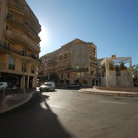 2p En Centre-ville De Avec Terrasse Et Parking - Fr-1-196-280 Apartment