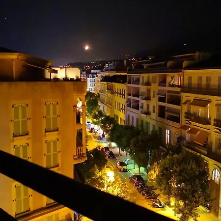 Apartment 2p En Centre-ville De Avec Terrasse Et Parking - Fr-1-196-280